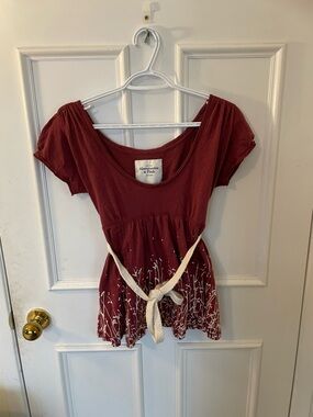Cute Y2K Abercrombie & Fitch Women's Burgundy Scoop Neck Peplum Top with Tie